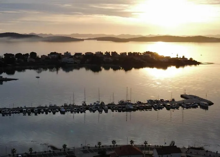 Cosy Modern Mini House 11 By The Sea With Private Terrace In Limoni Camp - Walk To & Local Taverns Prázdninový dům