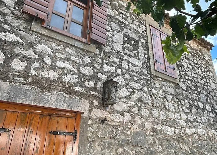 Cosy Modern Mini House 11 By The Sea With Private Terrace In Limoni Camp - Walk To & Local Taverns *